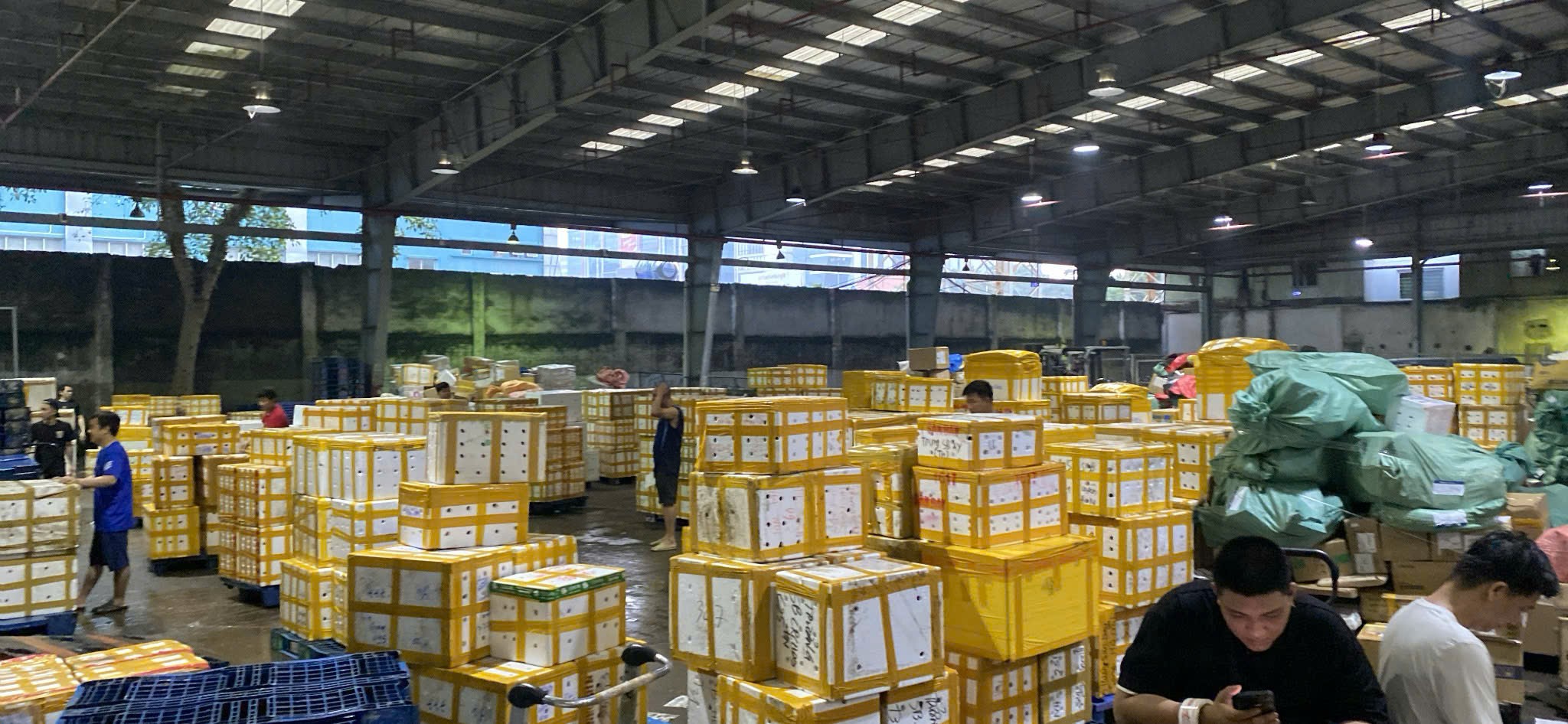 Kho hàng hỏa tốc TP.HCM đang hoạt động