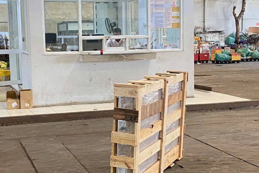 Kiện hàng được đóng khung gỗ trước khi gửi.